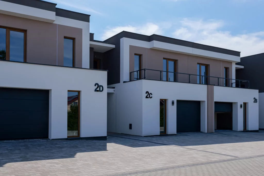 Segmenty 2B-2D osiedla, kontrast białych i grafitowych elewacji, światło dzienne
